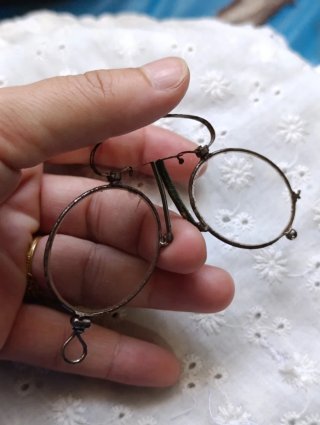 Occhialini da naso antichi