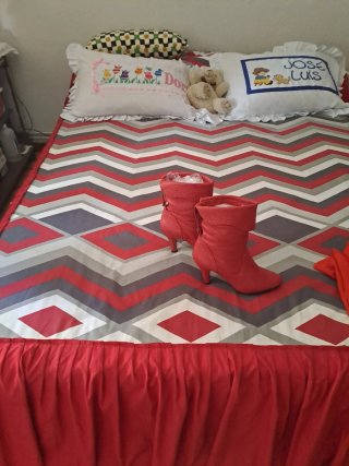 Botas rojas y blusa bordada
