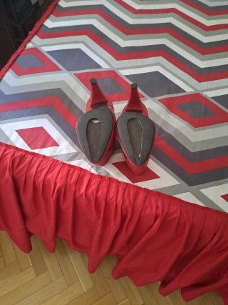 Botas rojas y blusa bordada