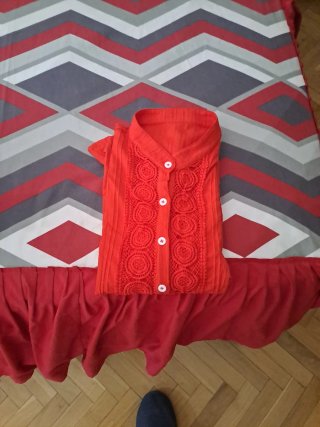 Botas rojas y blusa bordada