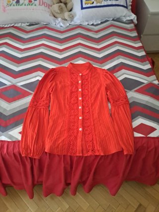 Botas rojas y blusa bordada