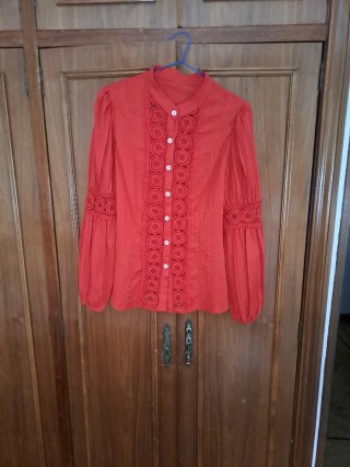 Botas rojas y blusa bordada