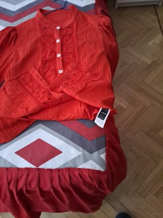 Botas rojas y blusa bordada