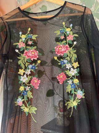 Túnica Zara M bordada floral negra
