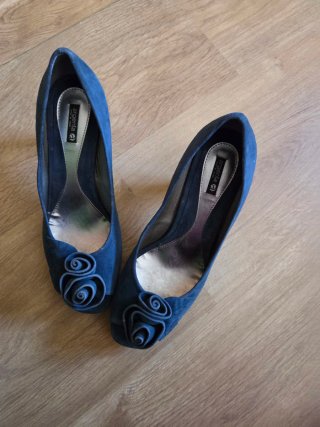 Peep toes azul ante con flor Talla 38