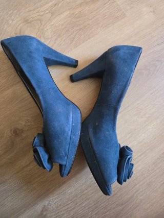 Peep toes azul ante con flor Talla 38
