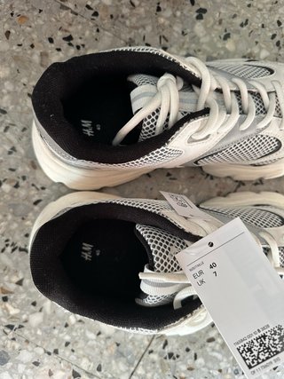 H&M Botines Blancos y Negros Reflectantes