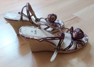 Zara Sandalias cuña con flor Talla 39