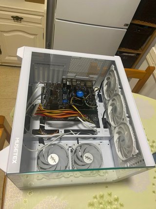 Ordenador de sobremesa blanco