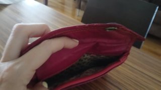 Cartera de piel rosa magenta con grabados relieve