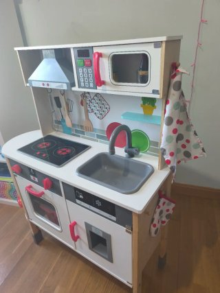 Cocinita de madera con accesorios