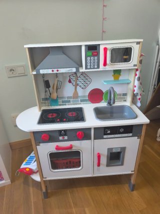 Cocinita de madera con accesorios