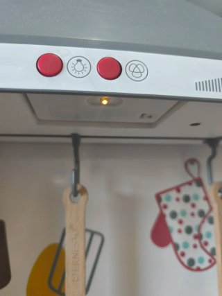 Cocinita de madera con accesorios