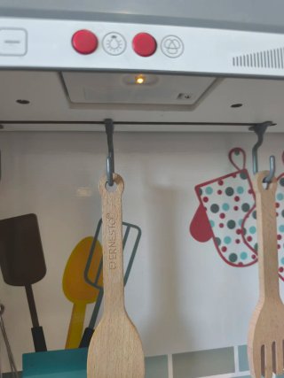 Cocinita de madera con accesorios