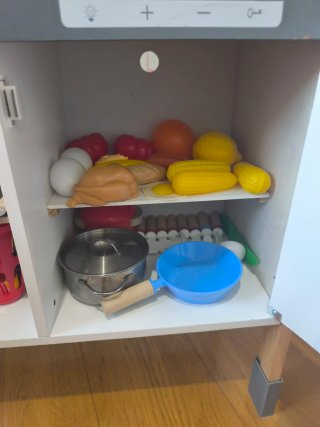 Cocinita de madera con accesorios
