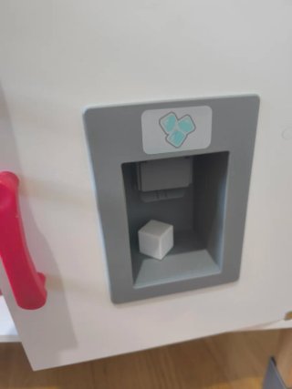 Cocinita de madera con accesorios