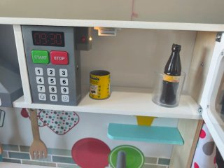 Cocinita de madera con accesorios