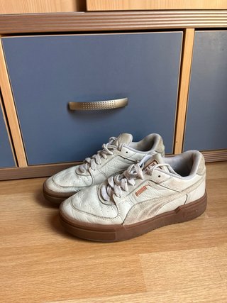 Zapatillas Puma Blancas y Marrones