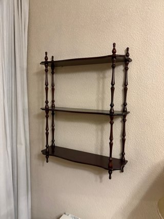 Estantería de madera oscura