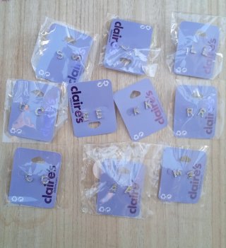 Pendientes Letras Claire's Multicolor lote