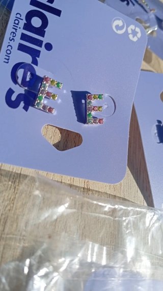 Pendientes Letras Claire's Multicolor lote