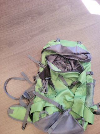 Mochila Izas Trekking Verde 30litros.