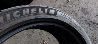 235/45 R20 100V