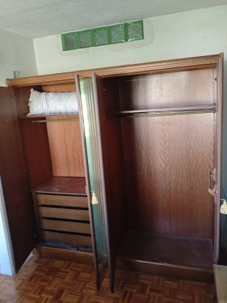 Armario de madera y espejo