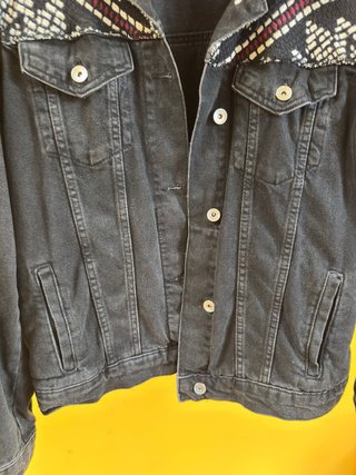 Chaqueta vaquera negra Stradivarius bordada