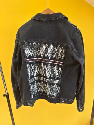 Chaqueta vaquera negra Stradivarius bordada