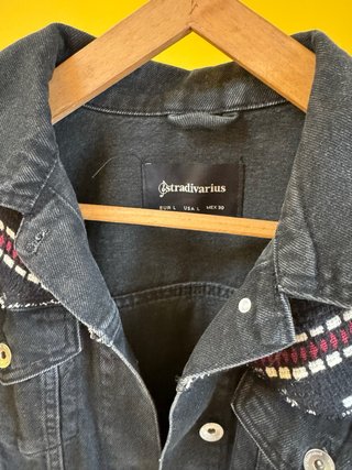 Chaqueta vaquera negra Stradivarius bordada