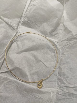Gargantilla dorada con colgante lágrima