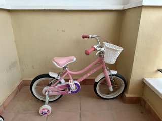 Bicicleta infantil rosa con cesta