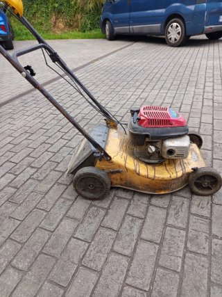 Desbrozadora de ruedas y cortacesped