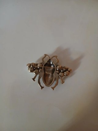 Bellissima spilla ape elegante