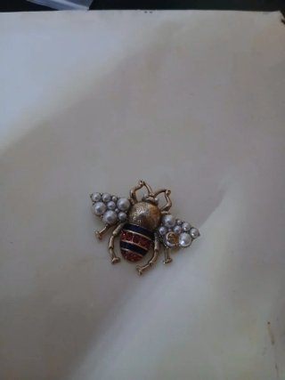 Bellissima spilla ape elegante