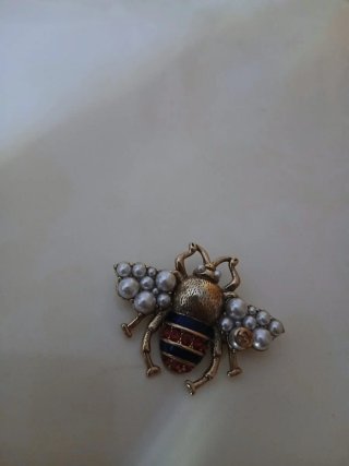 Bellissima spilla ape elegante