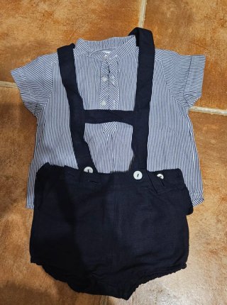 Ropa de bebé azul de punto