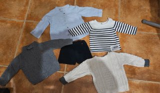 Ropa de bebé azul de punto