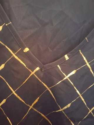Blusa negra con hilos dorados
