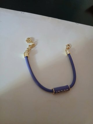 Bellissimo bracciale lilla con dettagli oro