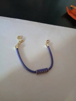 Bellissimo bracciale lilla con dettagli oro