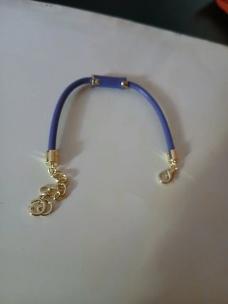 Bellissimo bracciale lilla con dettagli oro