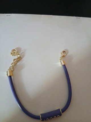Bellissimo bracciale lilla con dettagli oro