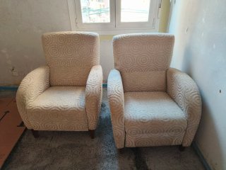 Sillones de tela beige.