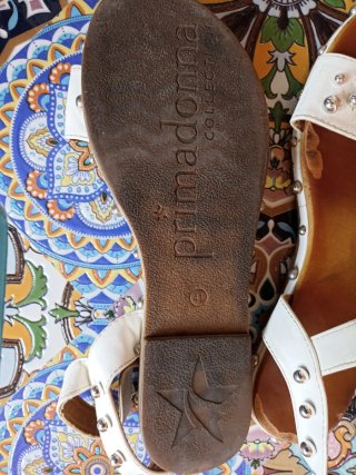 Sandali bianchi con borchie