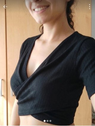 Blusa negra tipo top cruzado