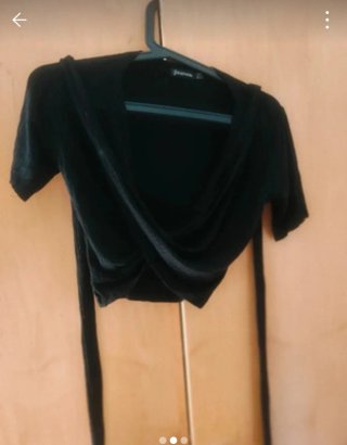 Blusa negra tipo top cruzado