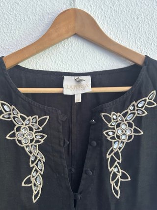 Blusón de playa negro bordado Talla M