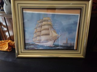 Quadro decorativo com moldura dourada